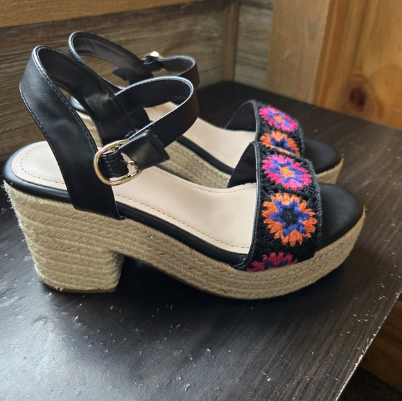 TOP Moda Black Sandals with Colorful Embroidery - Picture 3 of 6